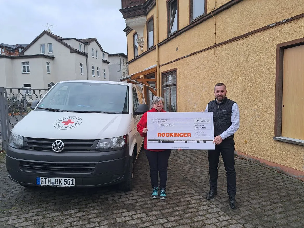 [Translate to English:] Erik Dänner übergibt die Spende an die Tafel Gotha.
