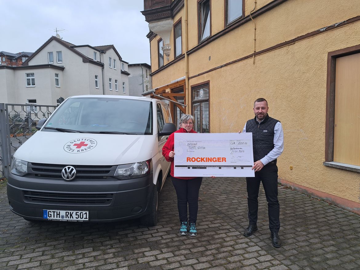 Erik Dänner übergibt die Spende an die Tafel Gotha.